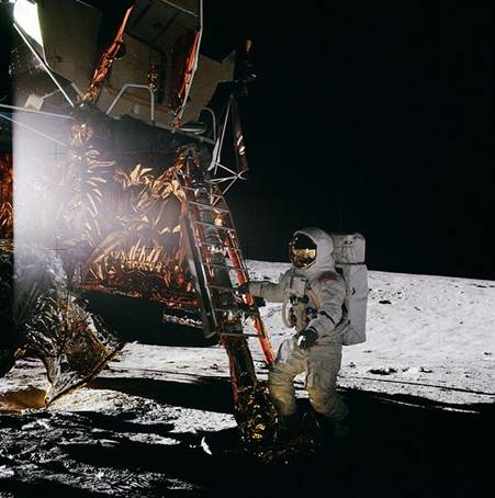 http://beeskneesdaily.com/wp-content/uploads/2012/11/Apollo-12-Astronaut-Al-Bean-stepping-on-moon-Nov.-19-1969-Source-NASA-via-Wikipedia.jpg